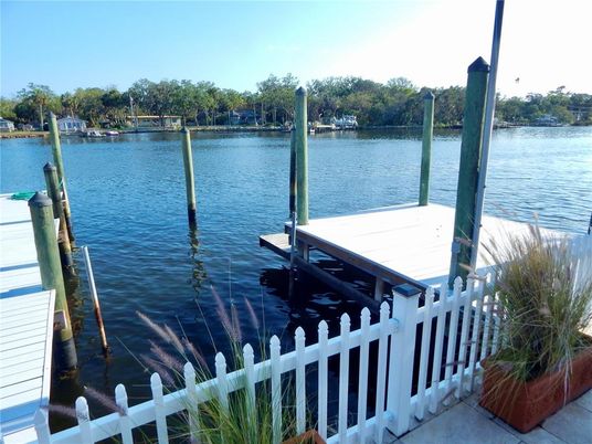 Exterior, Lake