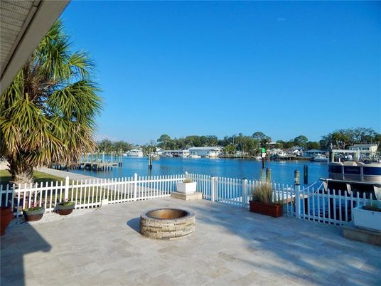 Exterior, Lake