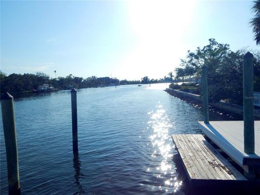 Exterior, Lake