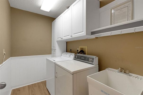 Interior, Washer, Wood Texture Flooring