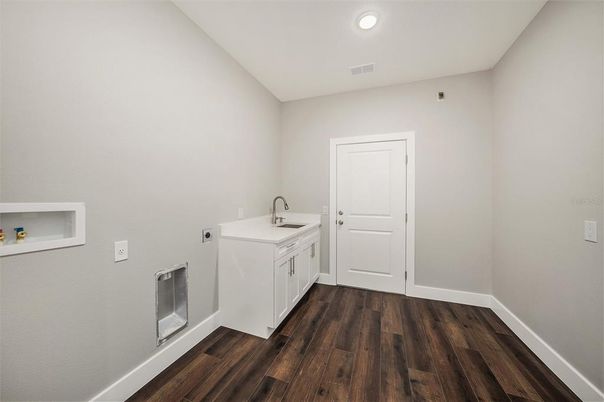 Interior, Recessed Lighting, Washer, Wood Texture Flooring