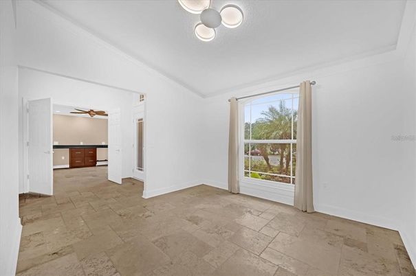 Empty room, Interior