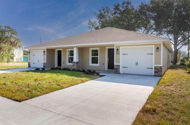 Attached, Exterior, Facade, Ranch