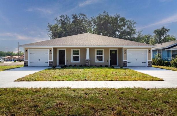 Attached, Exterior, Facade, Ranch