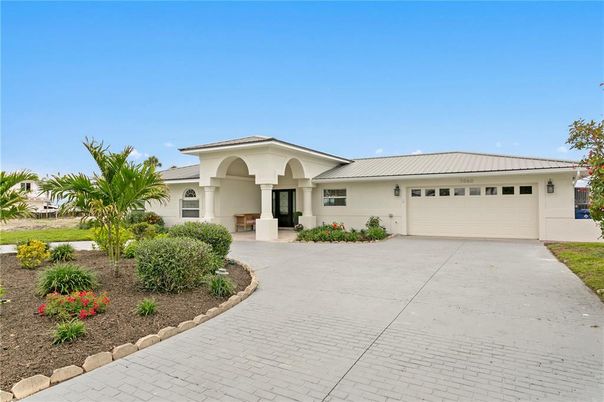 Attached, Exterior, Facade, Ranch