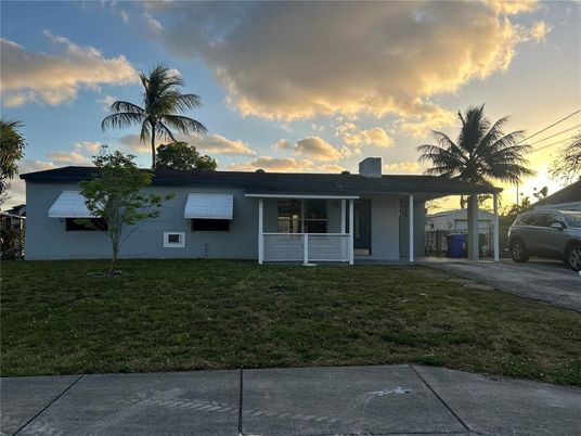 Backyard, Exterior, Facade, Ranch