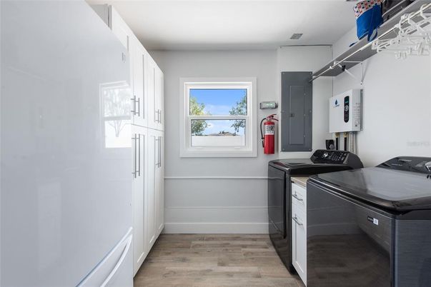 Interior, Washer, Wood Texture Flooring