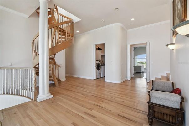 Interior, Recessed Lighting, Washer, Wood Texture Flooring