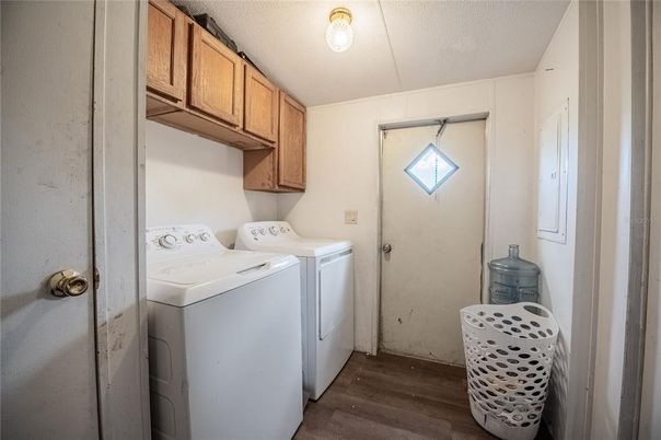 Interior, Washer, Wood Texture Flooring