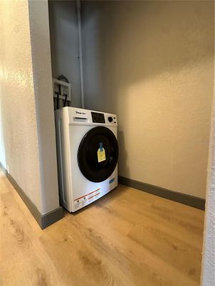 Interior, Washer, Wood Texture Flooring
