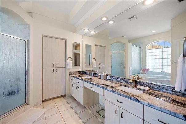 Bathroom, Dual Sink Vanities, Interior, Recessed Lighting