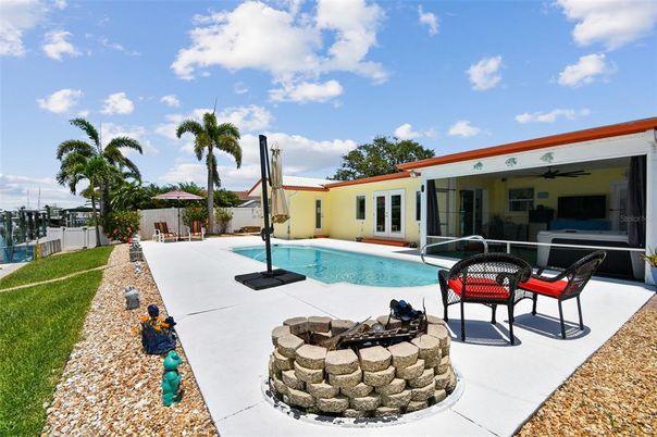 Exterior, Pool