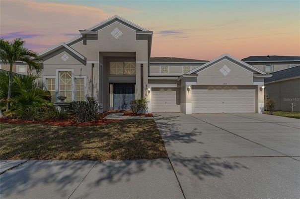 Attached, Exterior, Facade, American Craftsman