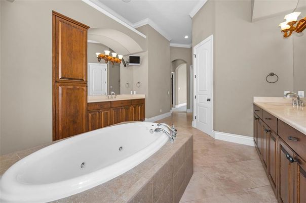 Bathroom, Dual Sink Vanities, Interior, Recessed Lighting