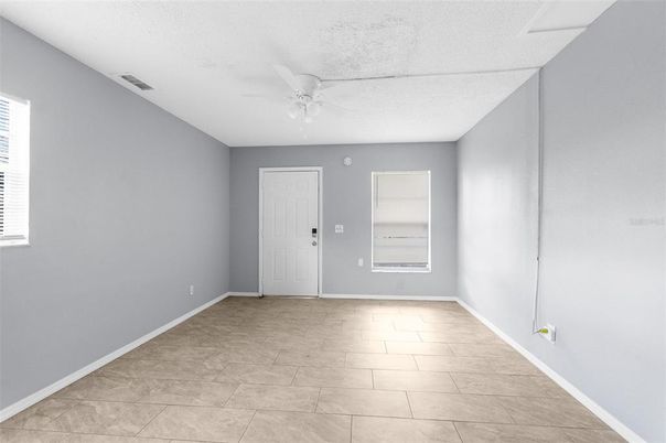 Empty room, Interior