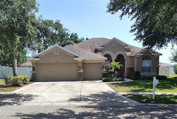 Attached, Exterior, Facade, Ranch