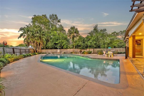Exterior, Pool