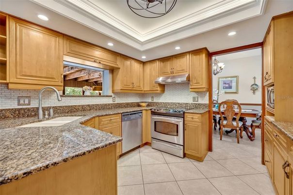 Chandelier, Dining room, Interior, Kitchen, Recessed Lighting, Stainless Steel Appliances