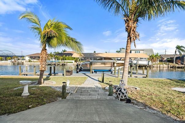 Exterior, Lake