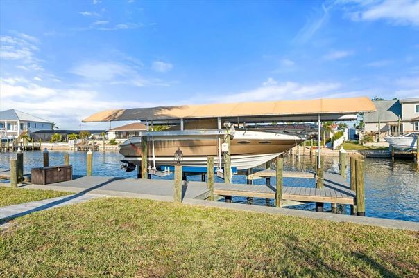 Exterior, Lake