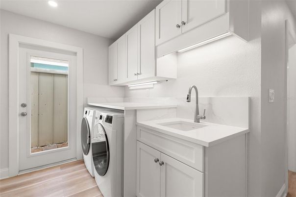 Interior, Recessed Lighting, Washer, Wood Texture Flooring