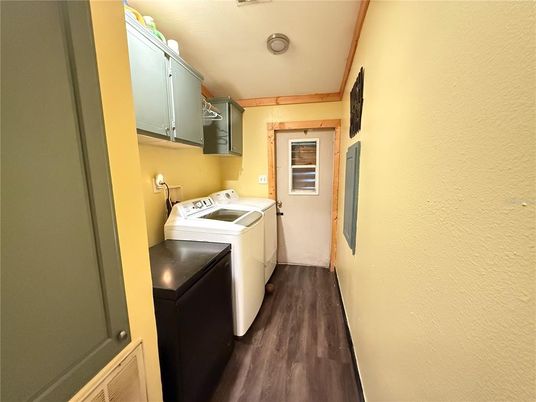 Interior, Washer, Wood Texture Flooring