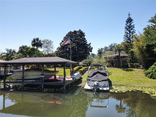 Exterior, Lake