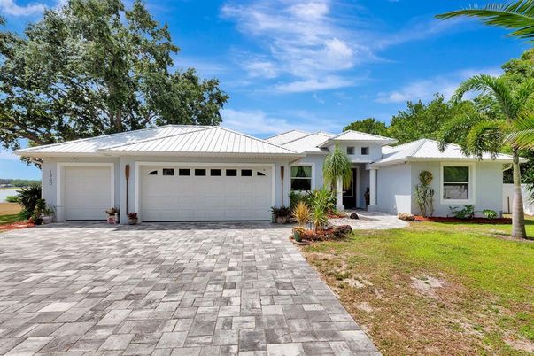 Attached, Exterior, Facade, Ranch