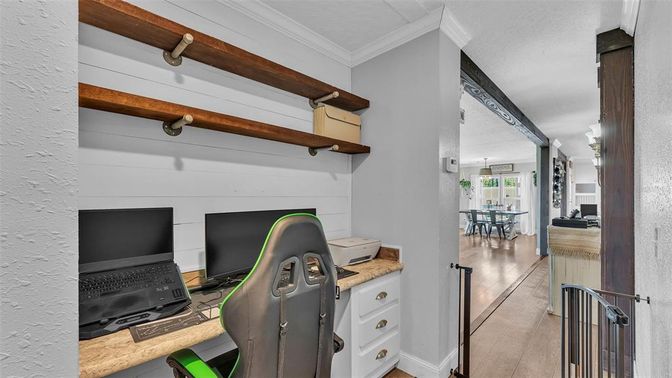 Home Office, Interior