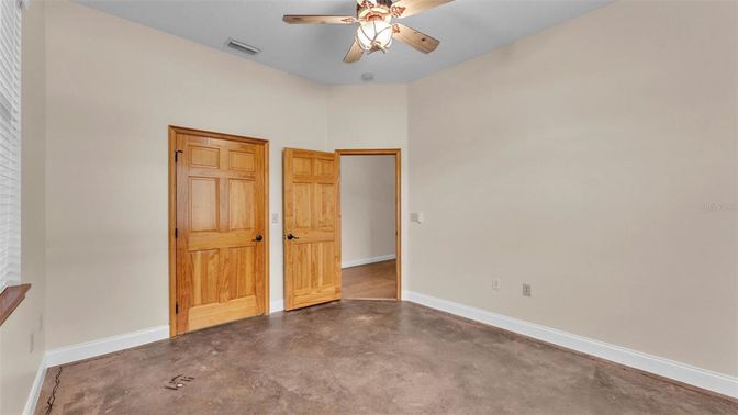 Empty room, Interior