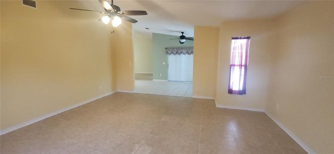 Empty room, Interior