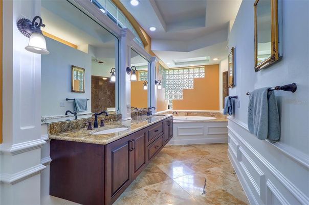 Bathroom, Dual Sink Vanities, Interior, Recessed Lighting