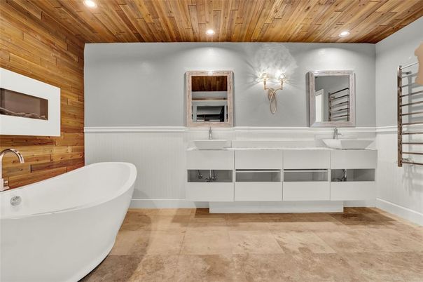 Bathroom, Free Standing Baths, Interior, Recessed Lighting, Wooden Ceilings