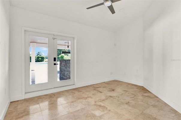 Empty room, Interior