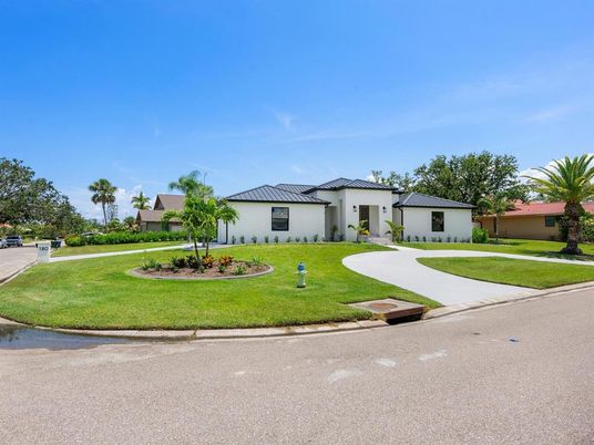 Exterior, Facade, Ranch