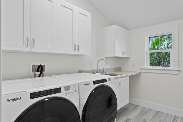 Interior, Washer, Wood Texture Flooring