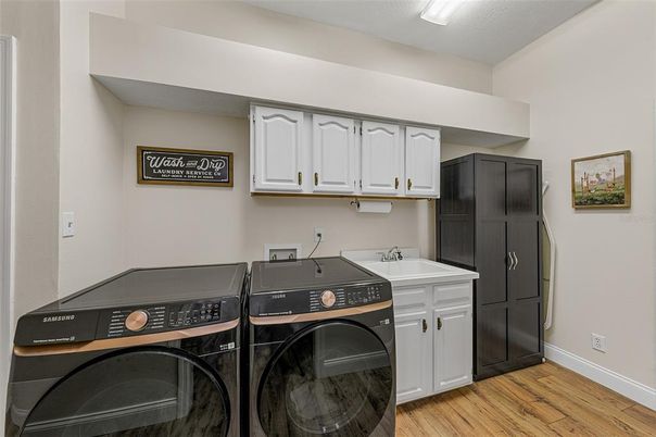 Interior, Washer, Wood Texture Flooring
