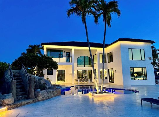 Exterior, Facade, Pool, Modern