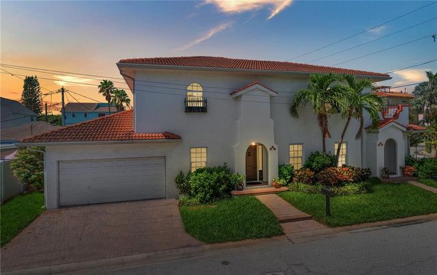 Attached, Exterior, Facade, Spanish Mediterranean