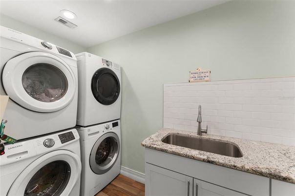Interior, Recessed Lighting, Washer, Wood Texture Flooring