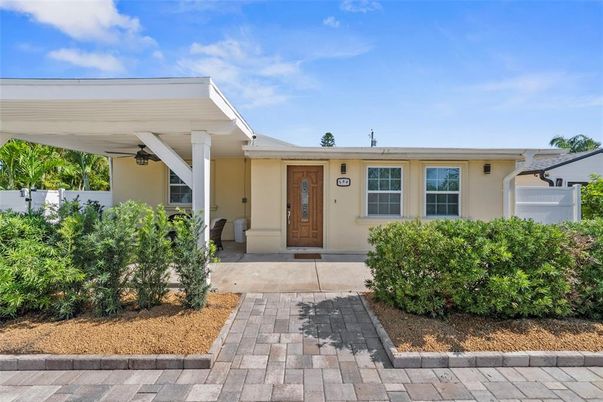 Exterior, Facade, Ranch