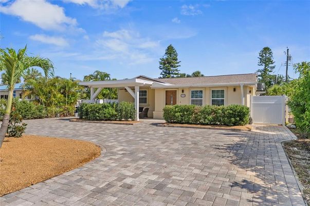 Backyard, Exterior, Facade, Ranch