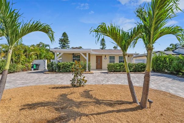 Backyard, Exterior, Facade, Ranch