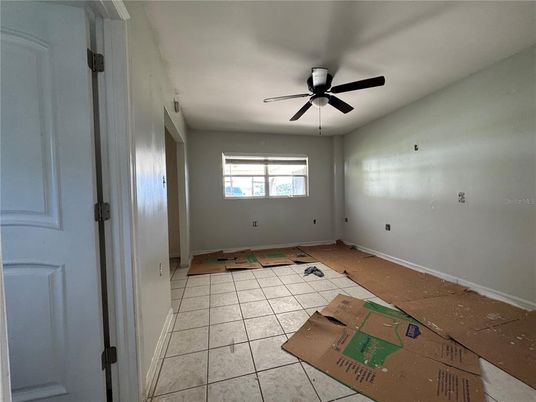 Empty room, Interior