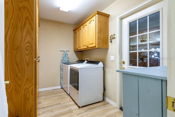 Interior, Washer, Wood Texture Flooring