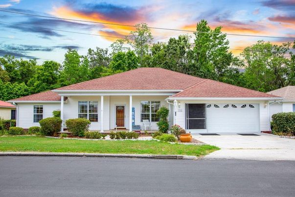 Attached, Exterior, Facade, Ranch