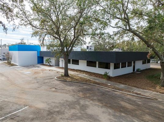 Exterior, Facade, Modern