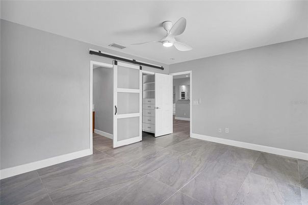 Empty room, Interior
