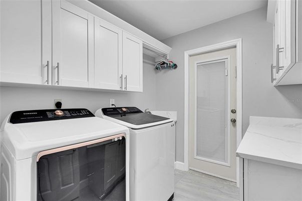 Interior, Washer, Wood Texture Flooring