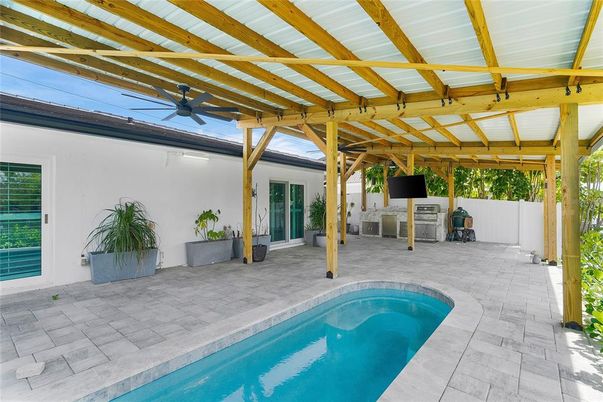 Exterior, Pool